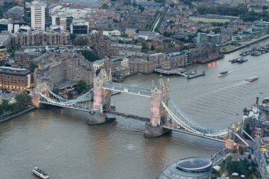 Gece, London Tower Bridge ve şehir siluetinin havadan görünümü.