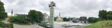 Tallinn, Estonya - 2 Temmuz 2017: Turist şehir sokak yürüyün. Tallinn her yıl 10 milyon turist çeken.