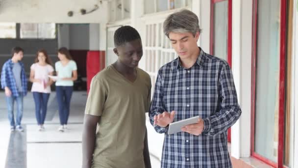 Profesor Mostrando Tableta Estudiante Africano Escuela — Vídeo de stock