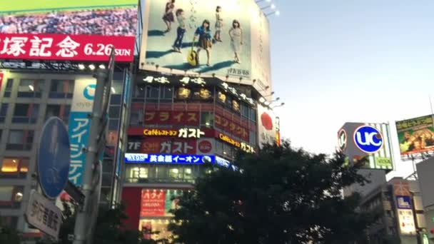 Токио Май 2016 Здания Люди Перекрестке Сибуя Токио Привлекает Миллионов — стоковое видео