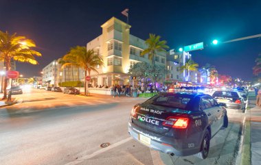 Miami - 25 Şubat 2016: Turist Ocean Drive bir güzel kış gecesi boyunca. Miami Beach ünlü bir turistik 's.