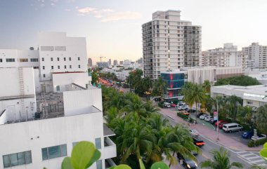 Miami - 25 Şubat 2016: Miami beach bir güzel sarıcı akşam manzarası. Miami Beach ünlü bir turistik 's.