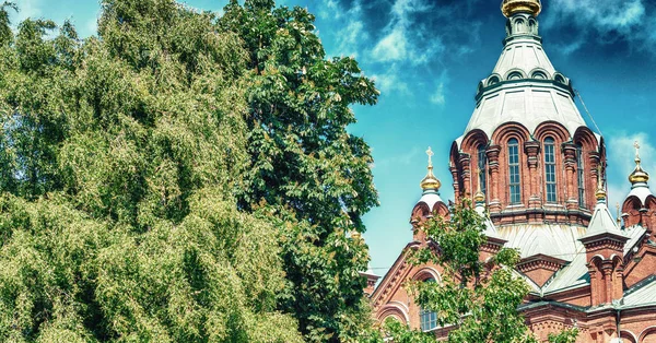 乌斯别斯基大教堂 Andcity 树在夏天季节 赫尔辛基 — 图库照片