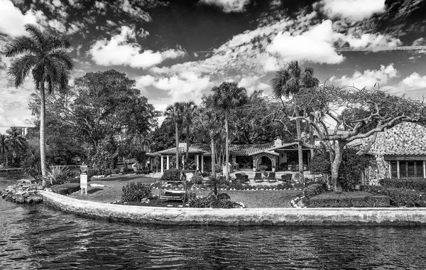 劳德代尔堡 佛罗里达州 2016年2月29日 美丽的房子沿城市运河 劳德代尔堡是佛罗里达著名的旅游胜地 — 图库照片