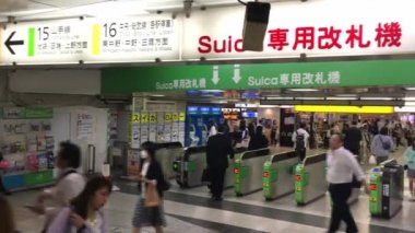 Tokyo - Haziran 2016: Turistler ve yerliler için metro giriş kapılarında. Tokyo Metro bir ortalama günlük ridership 6.84 milyon yolcu var.