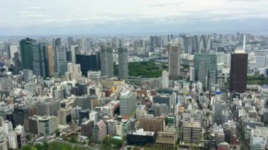 Tokyo - Mayıs 2016: Şehir manzarası Shinjuku hava görünümünü. Tokyo 20 milyon insan her yıl çekiyor.