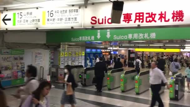 2016 観光客や地元の地下鉄の入り口門 東京の地下鉄は 684 万人の乗客の平均毎日の利用者数 — ストック動画