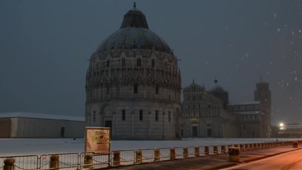 夕暮れ時 奇跡の広場 ローマ イタリアでの冬の降雪の後ピサ洗礼堂 — ストック動画