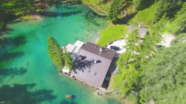 Erstaunliche See Und Ländliche Gebäude Auf Dem Land — Stockvideo