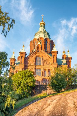 Uspenski Katedrali'ne andcity ağaçlar yaz sezonu, Helsinki.