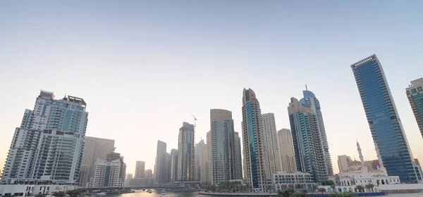 Здания Dubai Marina Сумерках — стоковое фото
