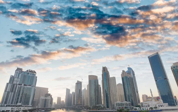 Здания Dubai Marina Сумерках — стоковое фото