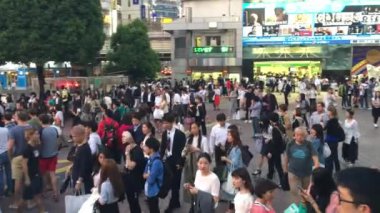 Tokyo - Mayıs 2016: Binaları ve insanları Shibuya geçiş. Tokyo 20 milyon insan her yıl çekiyor.