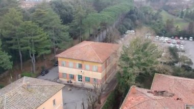 Terkedilmiş sığınma binalar kırmızı çatılar, video ile