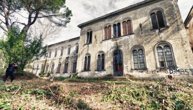 Volterra, İtalya - 24 Şubat 2018: Bina Charcot dış görünümü. Bir parçasıdır, 1984 yılında kapalı terkedilmiş sığınma.