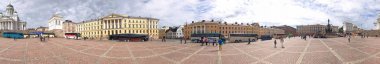 Helsinki, Finlandiya - 4 Temmuz 2017: Turist şehir Katedrali önünde yürümek. Helsinki her yıl 5 milyon turist çeken.