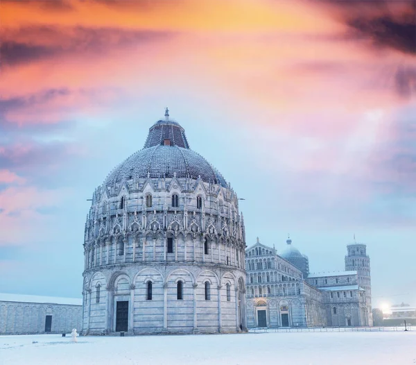 洗礼堂在黄昏的冬季降雪之后 黎明的奇迹广场 — 图库照片