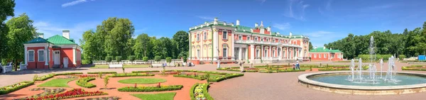 Tallinn Estonia July 2017 Tourists Visit Kadriorg Castle Tallinn Attracts — Stock Photo, Image