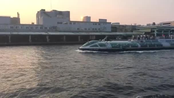 2016年5月 游客渡轮和城市天际线在日落时看到从移动的小船在河里 — 图库视频影像