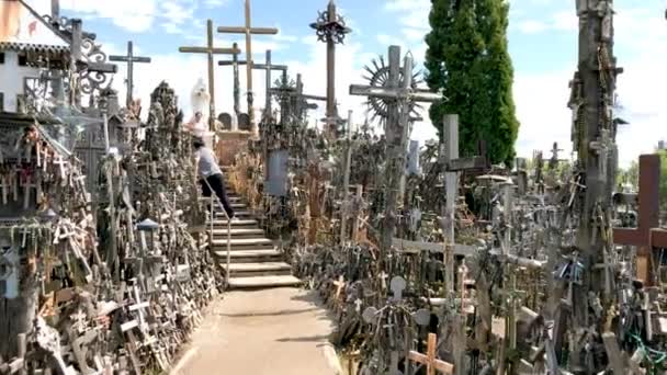 Hill Crosses Norte Lituânia Local Peregrinação Por Centenas Anos Vídeo — Vídeo de Stock