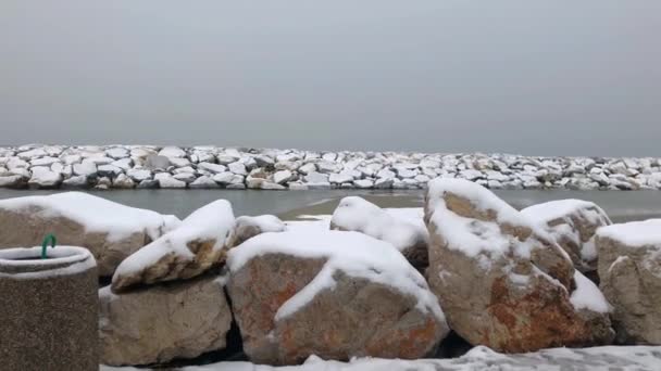 Amazing Winter Zeegezicht Met Rotsen Bedekt Met Sneeuw — Stockvideo