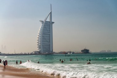 Dubai, Birleşik Arap Emirlikleri - 5 Aralık 2016: Burj Al Arab görünümü plaja. Dubai her yıl 30 milyon turist çeken.