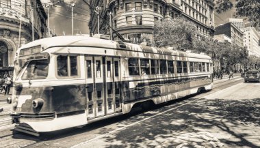 San Francisco, Ca - 6 Ağustos 2017: Kırmızı tramvay şehrin sokaklarında. San Francisco 30 milyon kişi her yıl çekiyor.