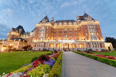 Victoria, Kanada - 14 Ağustos 2017: The Empress Hotel güzel yaz akşamında. Victoria Vancouver Island popüler bir yer.