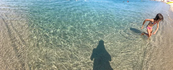 Bambina Che Esce Dall Acqua Mare Vista Panoramica — Foto Stock