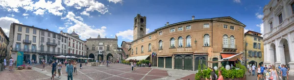 Bergamo Włochy Lipca 2017 Turyści Odwiedzają Bergamo Alta Kwadratowych Panoramiczny — Zdjęcie stockowe