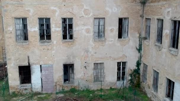 Edificios Abandonados Asilo Con Ventanas Rotas Video — Vídeo de stock