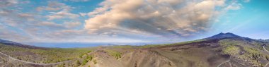 Hava panoramik Teide yanardağı alacakaranlıkta Tenerife Adası, İspanya.