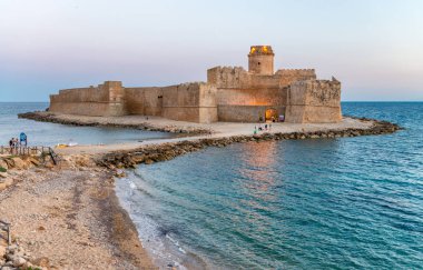 Hava görünümünü Aragonca Kalesi, günbatımı, Calabria, İtalya.