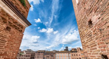 Güneşli bir günde Siena, Piazza del Campo 'nun harika hava manzarası.