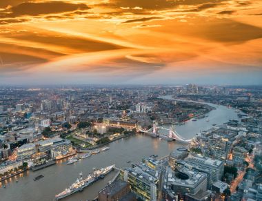 London Tower Bridge ve gece, Londra manzarası havadan görünümü.