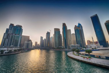 Dubai, Birleşik Arap Emirlikleri - 5 Aralık 2016: Dubai Marina binalar alacakaranlıkta. Dubai her yıl 30 milyon turist çeken.