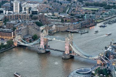 Londra - 24 Eylül 2016: Tower Bridge ve şehir manzarası, gece hava görünümünü. Şehir her yıl 30 milyon turist çeken.