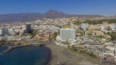 Tenerife, İspanya - Eylül 2016: Las Americas Beach havadan görünümü. Tenerife ünlü bir turistik 's.