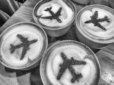 Dört fincan kahve uçak siluetleri ile. Tatil, tatil, seyahat kavramı.