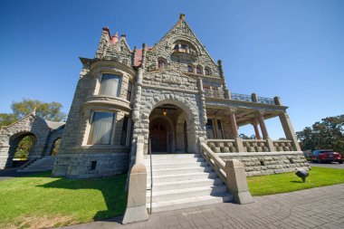 Victoria, Kanada - 15 Ağustos 2017: Craigdarroch Kalesi dış bir güzel yaz gününde. Bir tarihi Viktorya dönemi İskoç Baronial konak olduğunu.