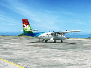 Mahe', Seyşeller - 4 Eylül 2017: Hava Seyşeller küçük uçak pist üzerinde. Şirket uçuşlar adalar arasında çalışır.