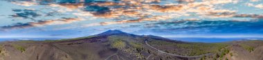 Hava panoramik Teide yanardağı alacakaranlıkta Tenerife Adası, İspanya.