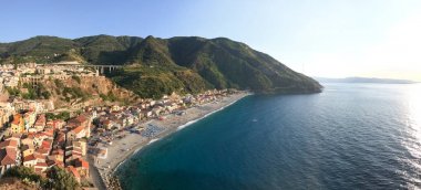 Günbatımında Scilla panoramik gökyüzü, Calabria - İtalya.