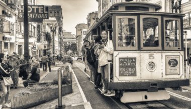 San Francisco, Ca - 6 Ağustos 2017: Cable Car şehir sokaklar boyunca. San Francisco 30 milyon kişi her yıl çekiyor.