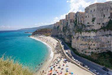 Tropea manzarası havadan görünümü güzel güneşli bir günde, İtalya.
