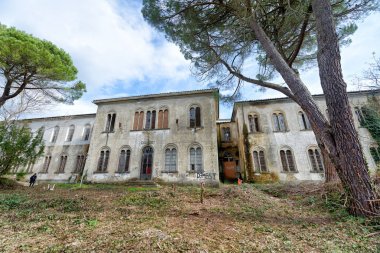 Volterra, İtalya - 24 Şubat 2018: Bina Charcot dış görünümü. Bir parçasıdır, 1984 yılında kapalı terkedilmiş sığınma