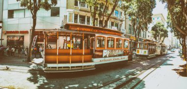 San Francisco, Ca - 6 Ağustos 2017: Panoramik şehir teleferik. Onlar ünlü bir turistik bulunmaktadır.