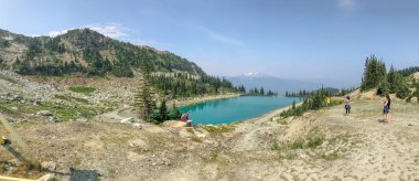 Kanada - 12 Ağustos 2017: Turistler Panoramik dağ manzarasının tadını çıkarın. Whistler yaz ve kış mevsim önemli bir cazibe vardır
