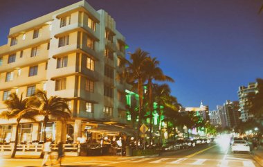 Bulanık hareketleri üzerinde Ocean Drive, Miami Beach gece.