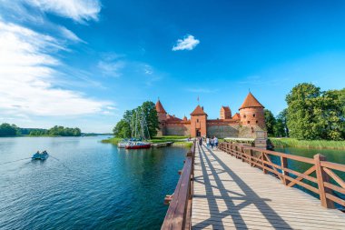 Trakai, Litvanya - 10 Temmuz 2017: Turist şehir kale ziyaret edin. Litvanya önemli bir cazibe bu.